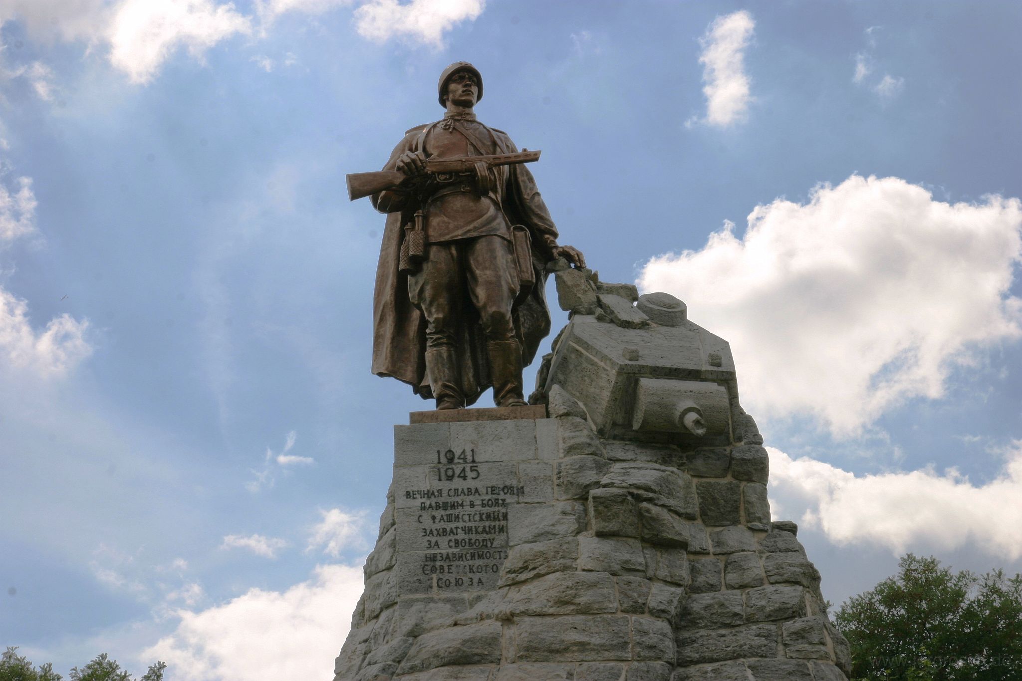 20060812 seelowerhoehen.jpg - Sowjetisches Kriegerdenkmal an den Seelower Höhen